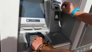 distributeurs de billets la touche a ne surtout pas oublier lors des retraits pour eviter les arnaques