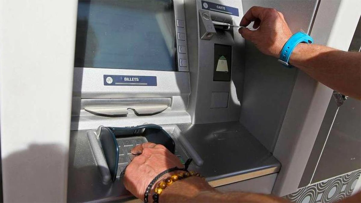 distributeurs de billets la touche a ne surtout pas oublier lors des retraits pour eviter les arnaques