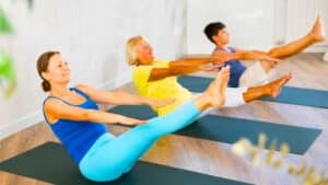 fini la planche, la “posture du bateau” est le meilleur exercice pour perdre du ventre après 50 ans selon une coach