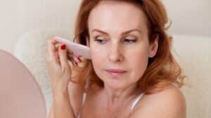 je suis maquilleuse et voici le secret pour appliquer du fond de teint sur une peau ridée et obtenir un fini naturel