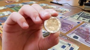 les pieces de 2 euros des jo distribuees aux ecoliers se revendent elles vraiment a prix dor