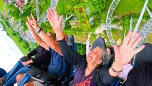 pour soulager son dos, cette mamie de 85 ans a fait 3.333 tours de grand huit, et ses petits fils n'arrivent plus à la suivre