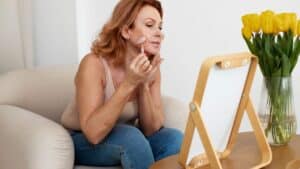 pourquoi les femmes de plus de 50 ans changent radicalement leur routine beauté depuis quelques mois