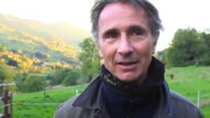 thierry lhermitte isolé cette maison survivaliste dans les bois où il a trouvé refuge avec sa femme