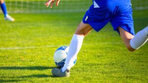 abandonne a la naissance il devient star du football aujourdhui millionnaire ses parents lui reclament de largent 1