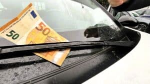 automobilistes si vous trouvez 50 € sur votre pare brise, ne le ramassez pas cela peut vous arriver