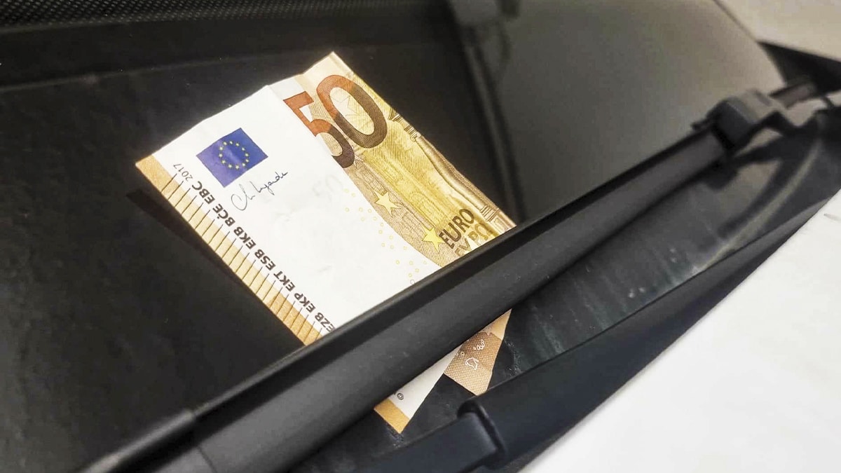 automobilistes si vous trouvez 50 e sur votre pare brise ne lenlevez surtout pas voici pourquoi (1)