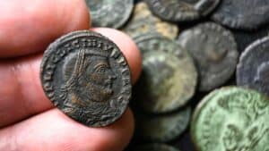 ce jeune homme achète un meuble sur leboncoin, découvre un double fond contenant 480 pièces anciennes qui valent plus de 18000€ j’ai failli les jeter