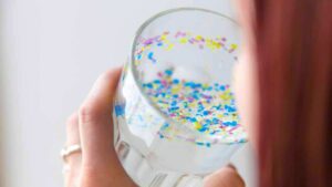 cette boisson que nous consommons chaque jour est tres mauvaise pour la sante des milliers de particules de plastique cette boisson que nous consommons chaque jour est tres mauvaise pour