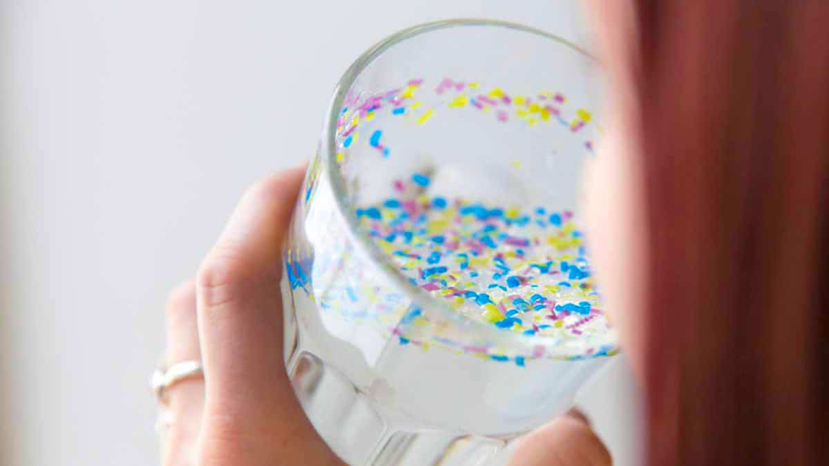 cette boisson que nous consommons chaque jour est tres mauvaise pour la sante des milliers de particules de plastique cette boisson que nous consommons chaque jour est tres mauvaise pour