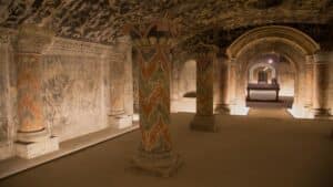 cette cave achetée 3000€ contenait un accès muré vers une ancienne crypte on pensait que c’était un simple débarras