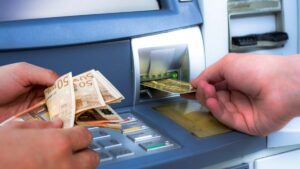 distributeurs de billets le geste a ne pas negliger lors de vos retraits pour eviter les escroqueries