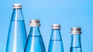 il est demontre que leau de ces bouteilles contient des microplastiques et de laluminium