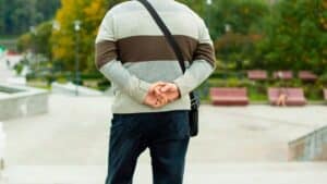 la signification réelle de marcher lentement avec les mains dans le dos, selon la psychologie