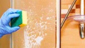 lastuce geniale des hotels pour nettoyer les parois de douche sans aucune trace et comme neuves