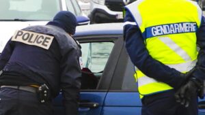 les equipements obligatoires en voiture en 2025 pour les automobilistes sous peine damendes salees