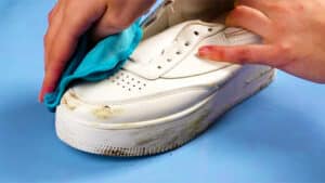 ni bicarbonate ni chlore cette astuce magique pour nettoyer les baskets et les laisser comme neuves