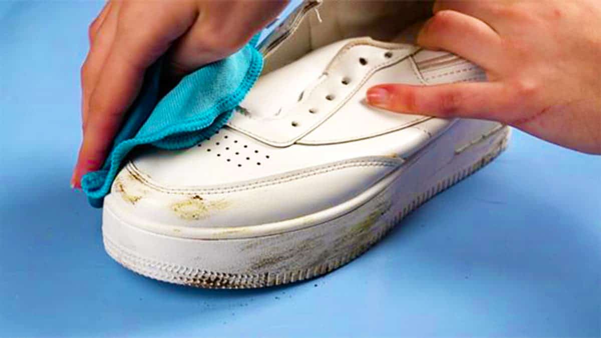 ni bicarbonate ni chlore cette astuce magique pour nettoyer les baskets et les laisser comme neuves