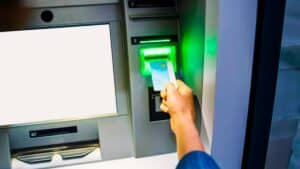 n'introduisez pas votre carte bancaires dans ces distributeurs automatiques, ils ont été piratés