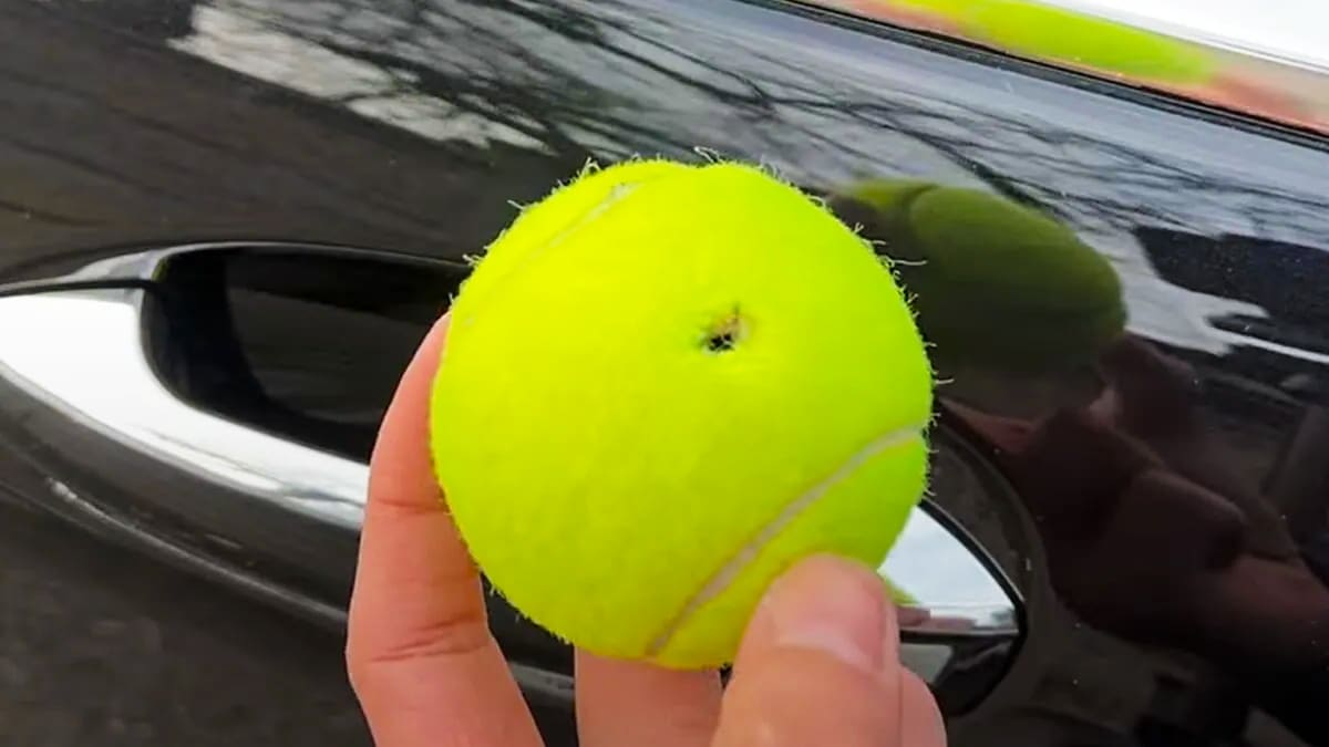 une balle de tennis pour ouvrir votre voiture si vos cles sont a linterieur lastuce a connaitre a tout prix