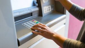 voici le geste indispensable a faire avant dinserer votre carte bancaire dans un distributeur pour eviter la catastrophe