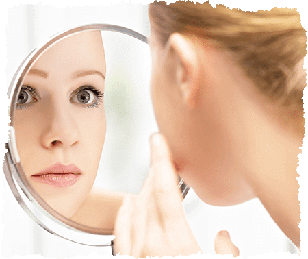Visage femme acné miroir