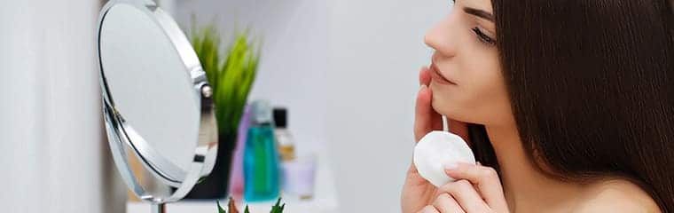 femme nettoyer peau cosmetique