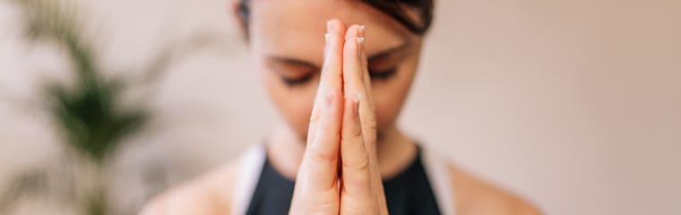 meditation femme mains