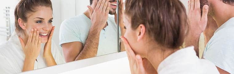 couple devant miroir nettoyage peau