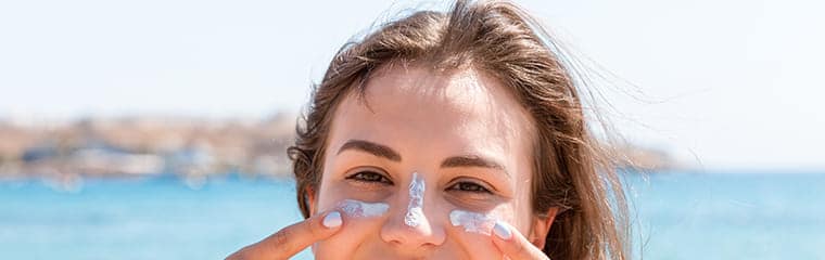 femme bronze protege visage creme solaire